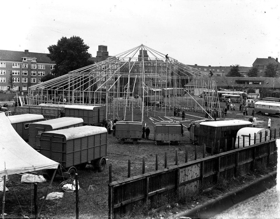 Opbouw van de tent van Circus Mikkenie. Opdracht Jansens en Compagnie., Bestanddeelnr 903-0307