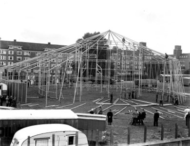 Opbouw tent van Circus Mikkenie. Opdracht Jansens en Compagnie., Bestanddeelnr 903-0310