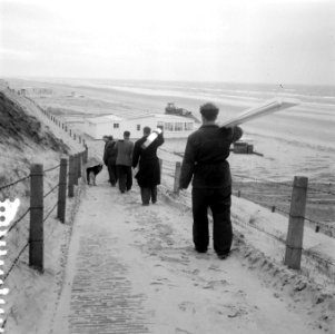 Opbouw strandterrassen voor het komende badseizoen in Zandvoort, Bestanddeelnr 909-3822