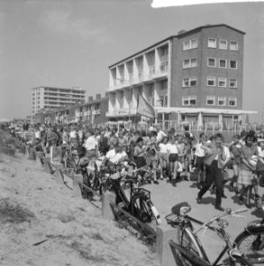 Opdracht Arnhemse Courant 1000 kinderen in Zandvoort, aan het strand, Bestanddeelnr 916-6473