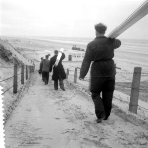 Opbouw strandterrassen voor het komende badseizoen in Zandvoort, Bestanddeelnr 909-3821