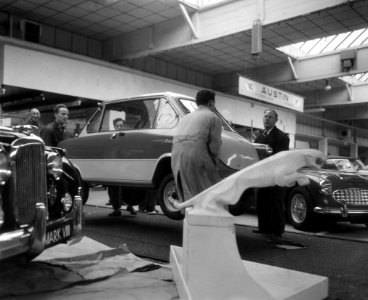 Opbouw van de autotentoonstelling in de RAI Diverse stands, Bestanddeelnr 909-3290
