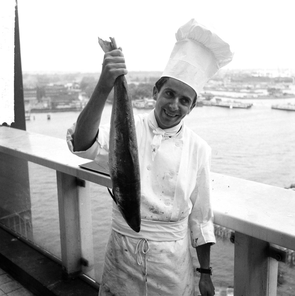 Opdracht Hotel Revue, Oostenrijkse kok in Havenrestaurant, Bestanddeelnr 916-5554