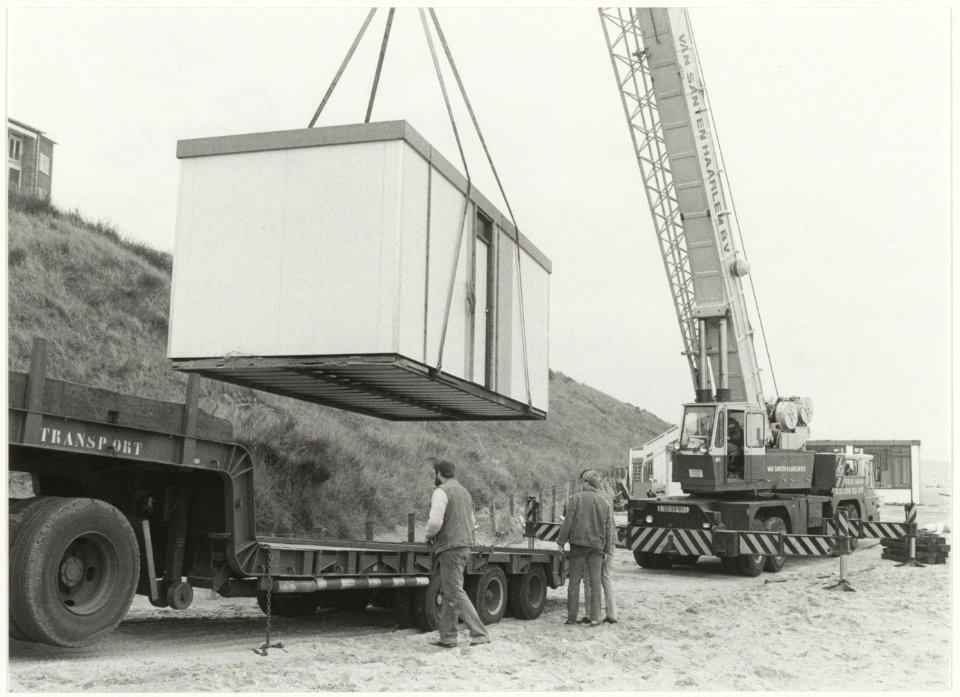 Opbouw van strandhuisjes bij Zandvoort. NL-HlmNHA 54005266