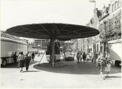 Opbouw van de kermis op de Grote Markt. NL-HlmNHA 54022955
