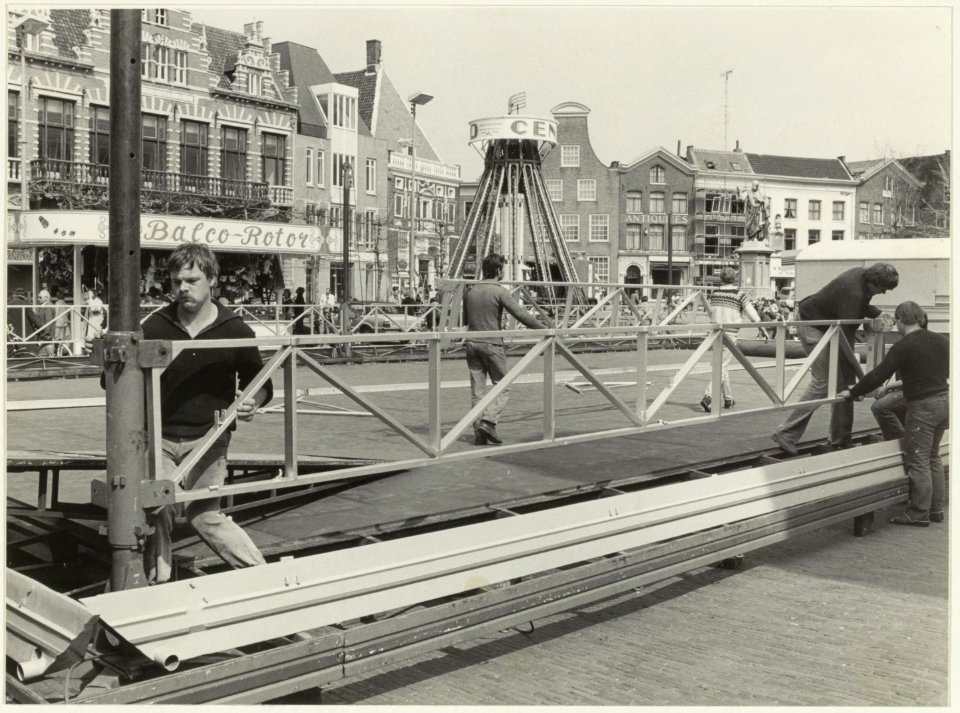 Opbouw van de kermis op de Grote Markt