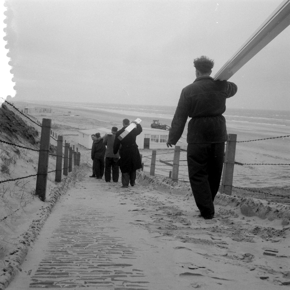 Opbouw strandterrassen voor het komende badseizoen in Zandvoort, Bestanddeelnr 909-3820