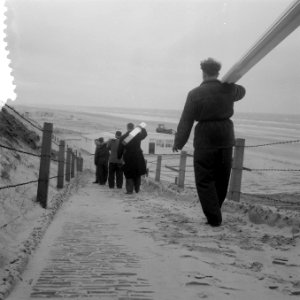 Opbouw strandterrassen voor het komende badseizoen in Zandvoort, Bestanddeelnr 909-3820
