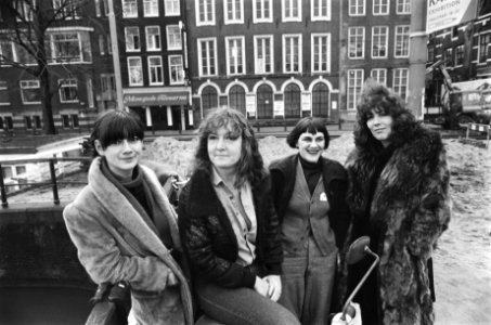 Opdracht GPD actrices vlnr Judith Hees, Germaine Groenier, Jes Vriens en Wi, Bestanddeelnr 929-5056