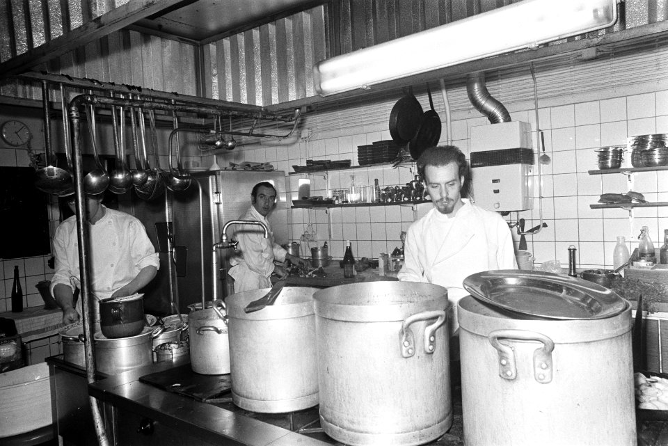 Opdracht Het Vaderland . Chefkok en sous-chef van Auberge Le 4 Canetons, Bestanddeelnr 923-0673