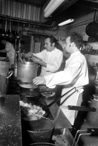 Opdracht Het Vaderland . Chefkok en sous-chef van Auberge Le 4 Canetons, Bestanddeelnr 923-0674
