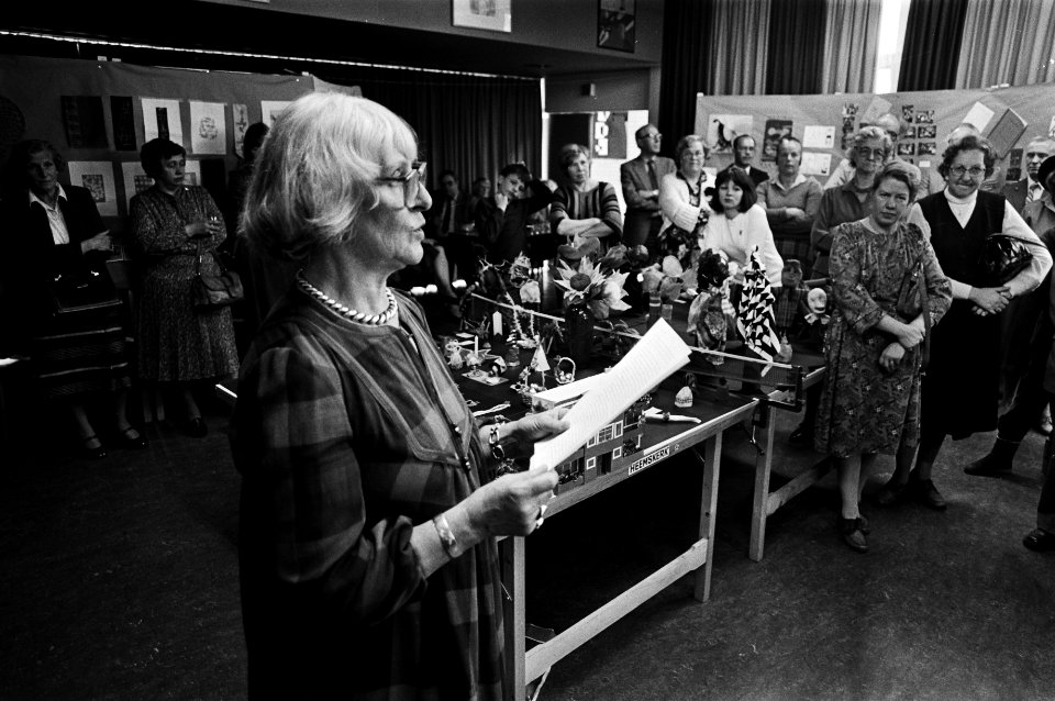 Opdracht ministerie van O&W, Annie Eversen neemt afscheid als lerares tijdens tentoonstelling Handwerk in Amsterdam scholen, Bestanddeelnr 931-4603