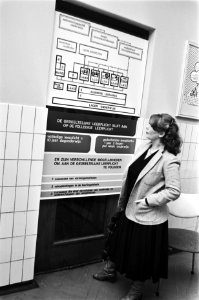 Opdracht Ministerie Onderwijs en Wetenschappen werkloze jongeren op straat en , Bestanddeelnr 929-6136