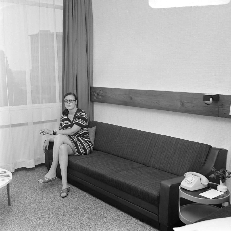Opdracht Hotel Revue Studiokamer met couch in Apollo Hotel, Amsterdam, Bestanddeelnr 922-7901