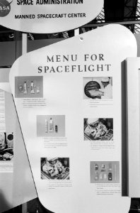 Opdracht Hotel Revue . Menu voor ruimtevaarders, Bestanddeelnr 915-7390