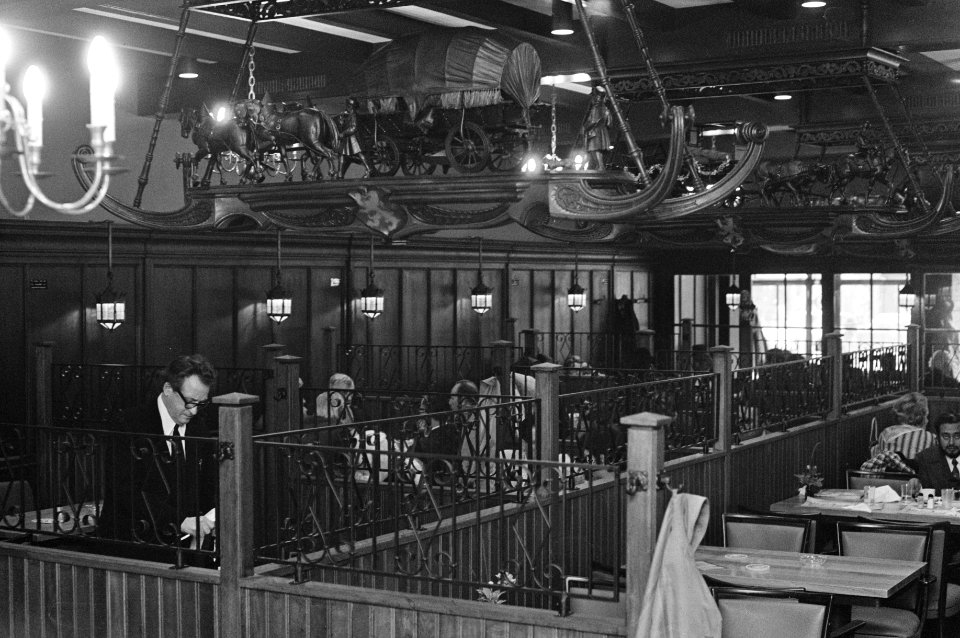 Opdracht Hotel Revue bij Hotel De Roode Leeuw, Bestanddeelnr 926-3195