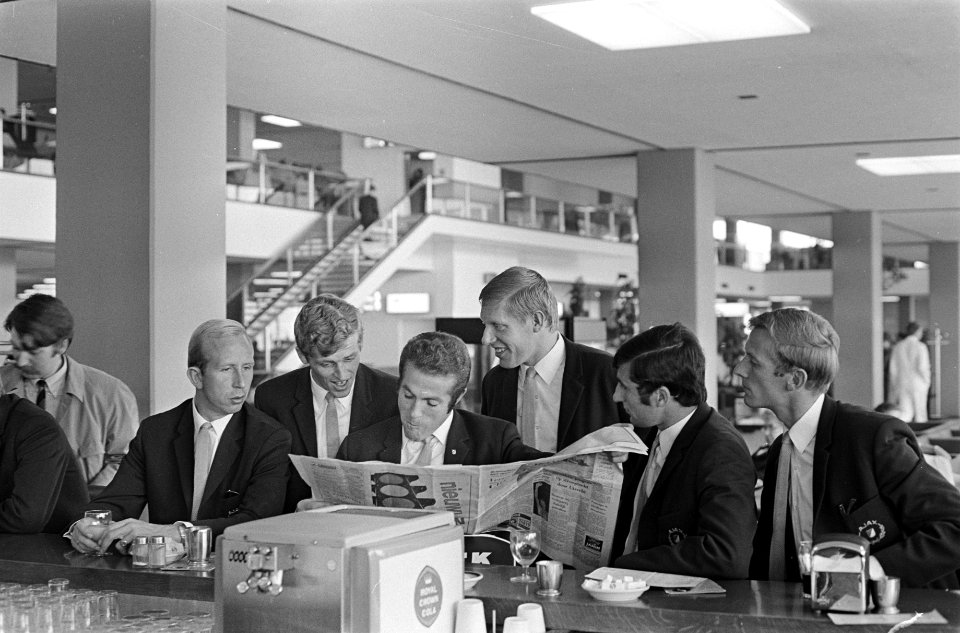 Op Schiphol wachten de spelers, vlnr. Groot, Keizer, Muller, Pronk, Swart, Nunin, Bestanddeelnr 921-6825