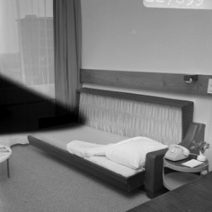 Opdracht Hotel Revue Studiokamer met couch in Apollo Hotel, Amsterdam, Bestanddeelnr 922-7899