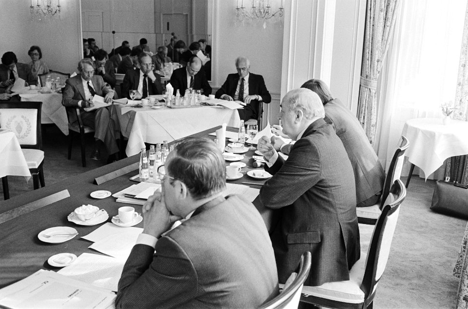 Opdracht Hollander en Van der Mey , persconferentie Nationale Nederlanden over, Bestanddeelnr 932-1413