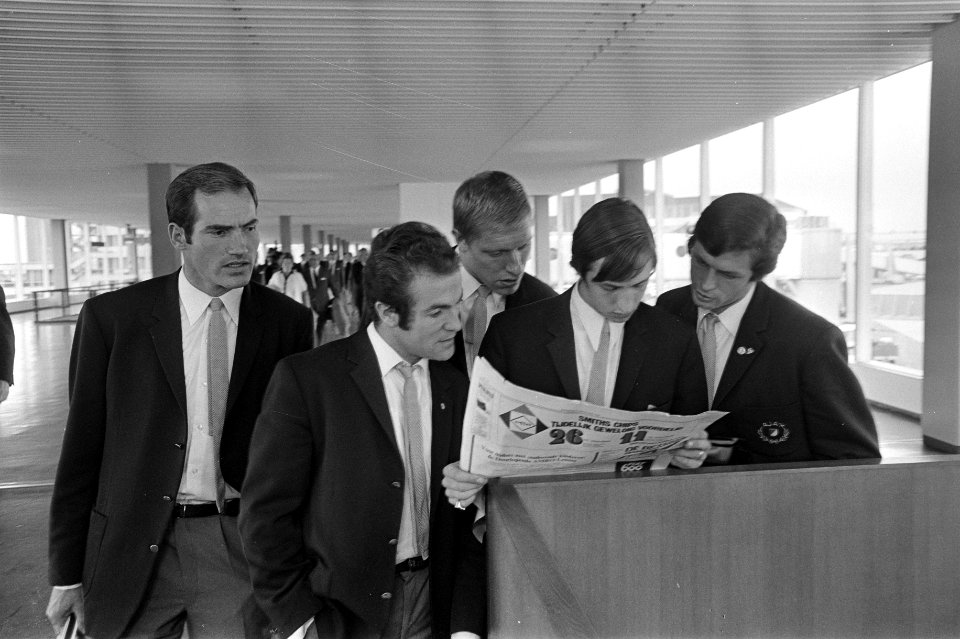 Op Schiphol wachten de spelers, vlnr. Suurendonk, Muller, Pronk, Cruijff, Suurbi, Bestanddeelnr 921-6826