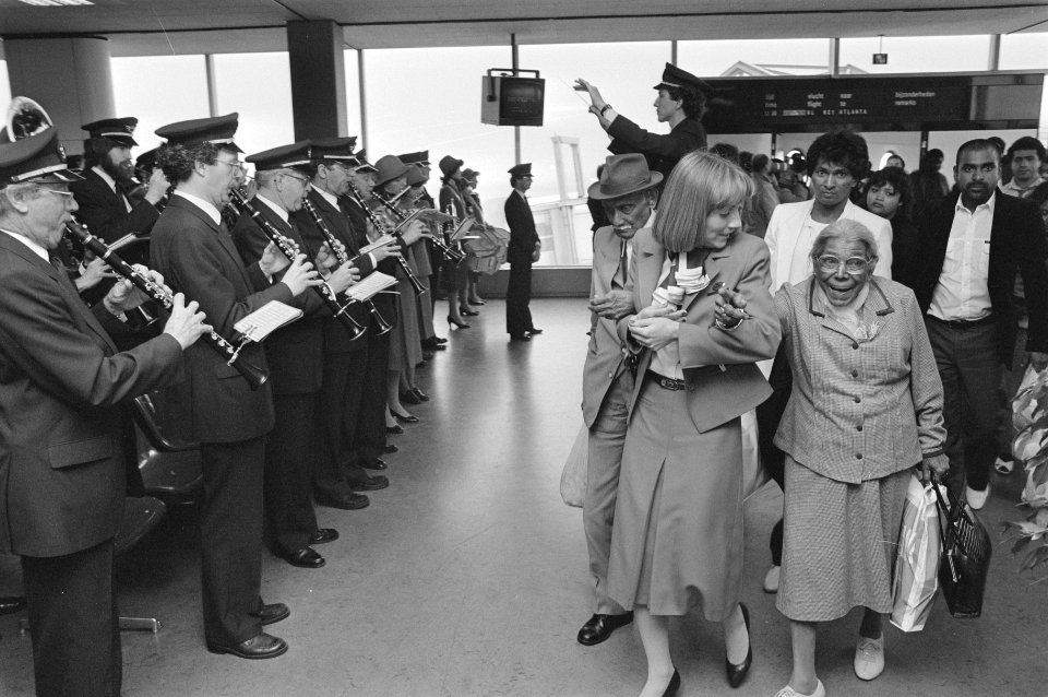 Op Schiphol landde voor de laatste maal een Douglas DC8 van de KLM een stewarde, Bestanddeelnr 933-2650