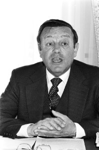 Opdracht Hollander en Van der Mey , persconferentie Nationale Nederlanden drs., Bestanddeelnr 932-1425