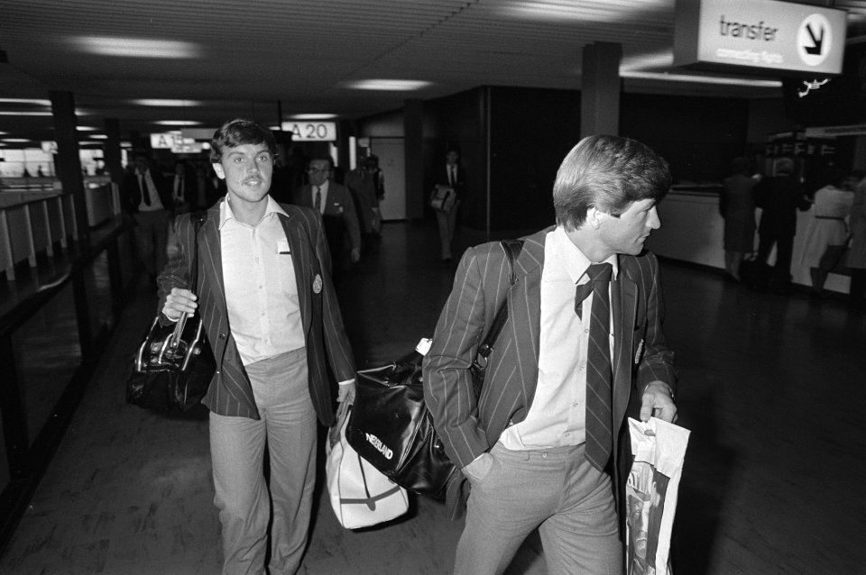 Op Schiphol keerde vanmorgen het Nederlands elftal terug mini-wk in Uruguay, Pie, Bestanddeelnr 931-2466