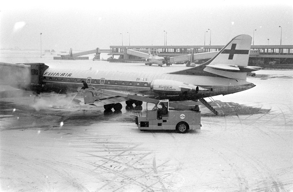 Op Schiphol worden vliegtuigen behandeld tegen sneeuw en ijsafzetting, Bestanddeelnr 921-9715