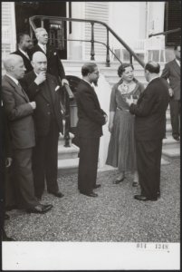 Op Paleis Soestdijk heeft koning Juliana woensdagavond de RTC delegatie ontvang…, Bestanddeelnr 014-1348