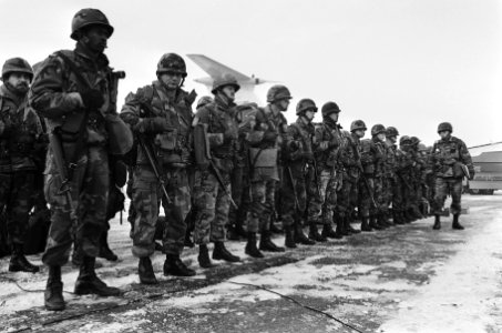 Op Schiphol arriveerden vandaag een aantal Amerikaanse deelnemers aan de NAVO-oe, Bestanddeelnr 933-1995