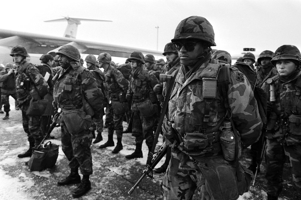 Op Schiphol arriveerden vandaag een aantal Amerikaanse deelnemers aan de NAVO-oe, Bestanddeelnr 933-1993