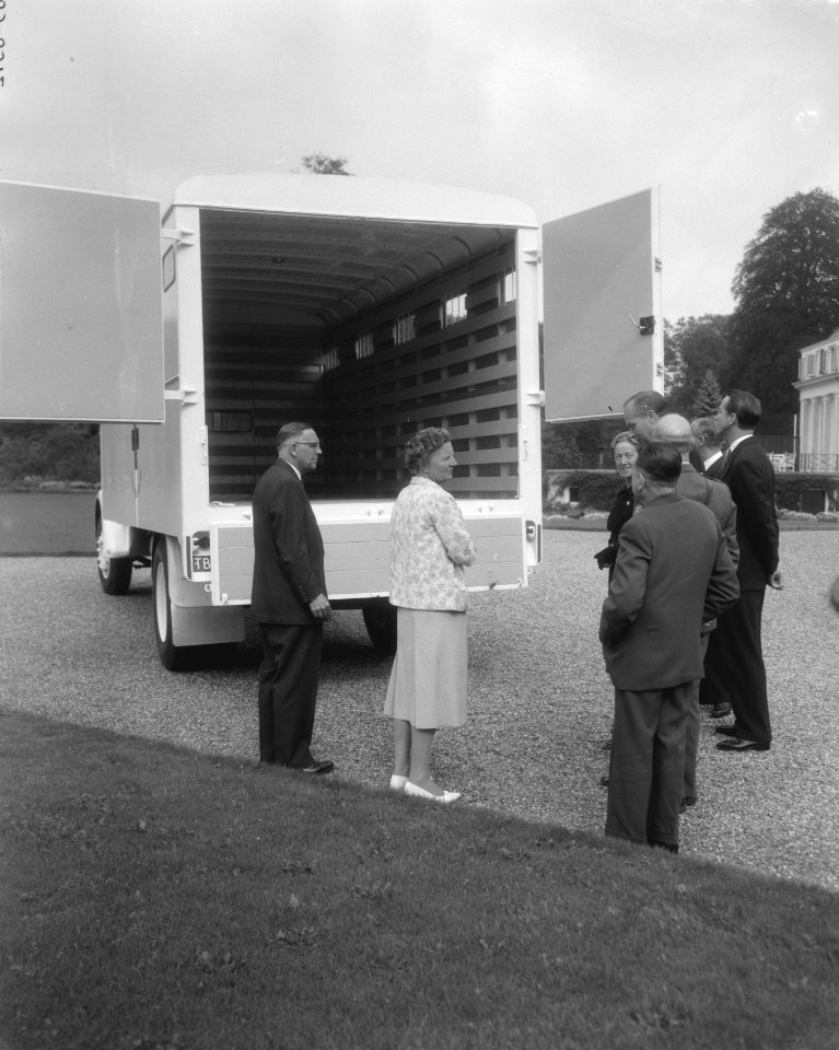 Op paleis Soestdijk wordt aan koningin Juliana een Rode Kruisauto aangeboden, Bestanddeelnr 909-8572