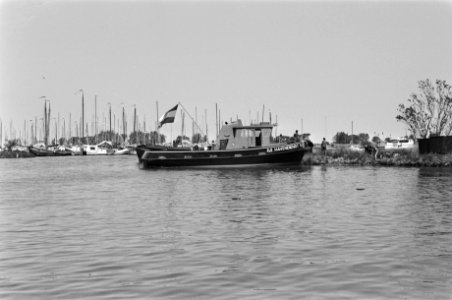 Op scheepswerf Van Gooi in Monnickendam tewaterlating v een patrouillevaartuig v, Bestanddeelnr 928-6484
