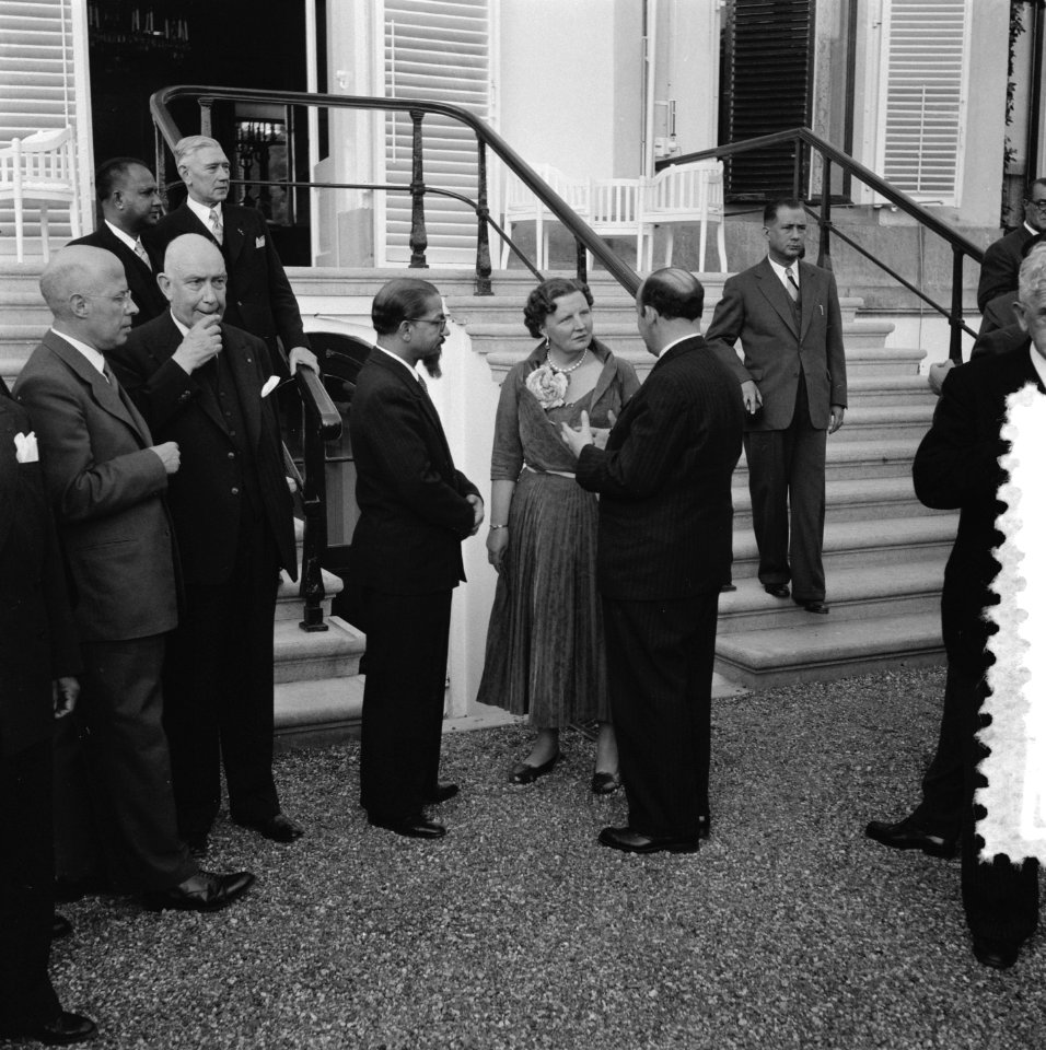 Op Paleis Soestdijk heeft koning Juliana woensdagavond de RTC delegatie ontvang…, Bestanddeelnr 906-4871