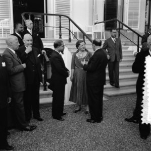 Op Paleis Soestdijk heeft koning Juliana woensdagavond de RTC delegatie ontvang…, Bestanddeelnr 906-4871