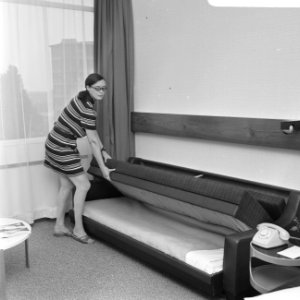 Opdracht Hotel Revue Studiokamer met couch in Apollo Hotel, Amsterdam, Bestanddeelnr 922-7900