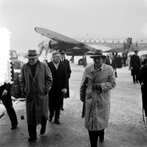 Op Schiphol arriveerde de gouverneur van Nieuw-Guinea, H.E. van Waardenburg. Het, Bestanddeelnr 905-4548