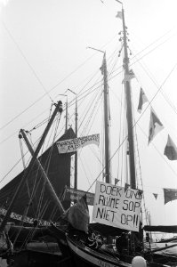 Op spandoeken staat Markerwaard Misdaad en Doek ons ruime sop niet op, Bestanddeelnr 930-4300