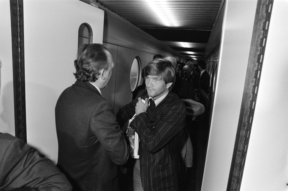 Op Schiphol keerde vanmorgen het Nederlands elftal terug mini-wk in Uruguay, 1 V, Bestanddeelnr 931-2464