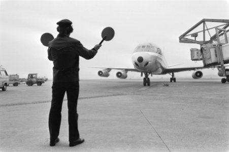 Op Schiphol landde voor de laatste maal een Douglas DC8 van de KLM het binnenlo, Bestanddeelnr 933-2649