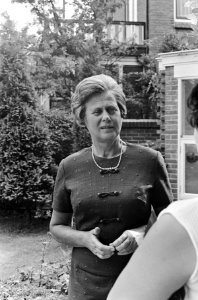 Op theevisite bij mevrouw Samkalden . Mevrouw Samkalden in tuin, Bestanddeelnr 920-5412