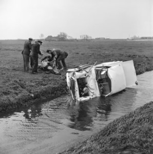 Op Rijksweg van Ypenburg personenauto 2 maal over de kop Links de gewonde bestu, Bestanddeelnr 915-7631