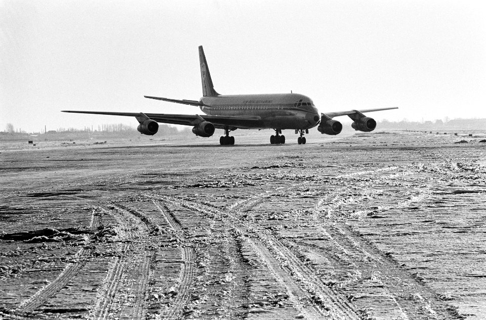 Op Schiphol geen gladde landingsbanen meer, een DC-8 maakt weer gebruik van de b, Bestanddeelnr 914-6973
