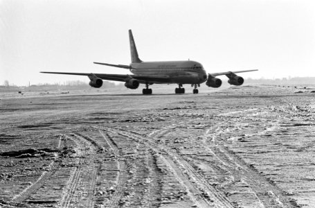 Op Schiphol geen gladde landingsbanen meer, een DC-8 maakt weer gebruik van de b, Bestanddeelnr 914-6973