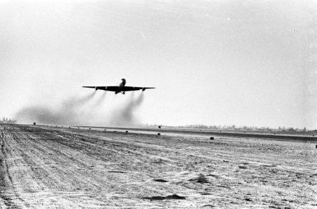 Op Schiphol geen gladde landingsbanen meer, een DC-8 maakt weer gebruik van de b, Bestanddeelnr 914-6972