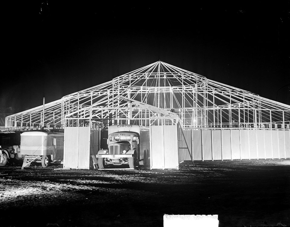 Opbouw Circus Mikkenie . Met schijnwerpers, Bestanddeelnr 903-0323