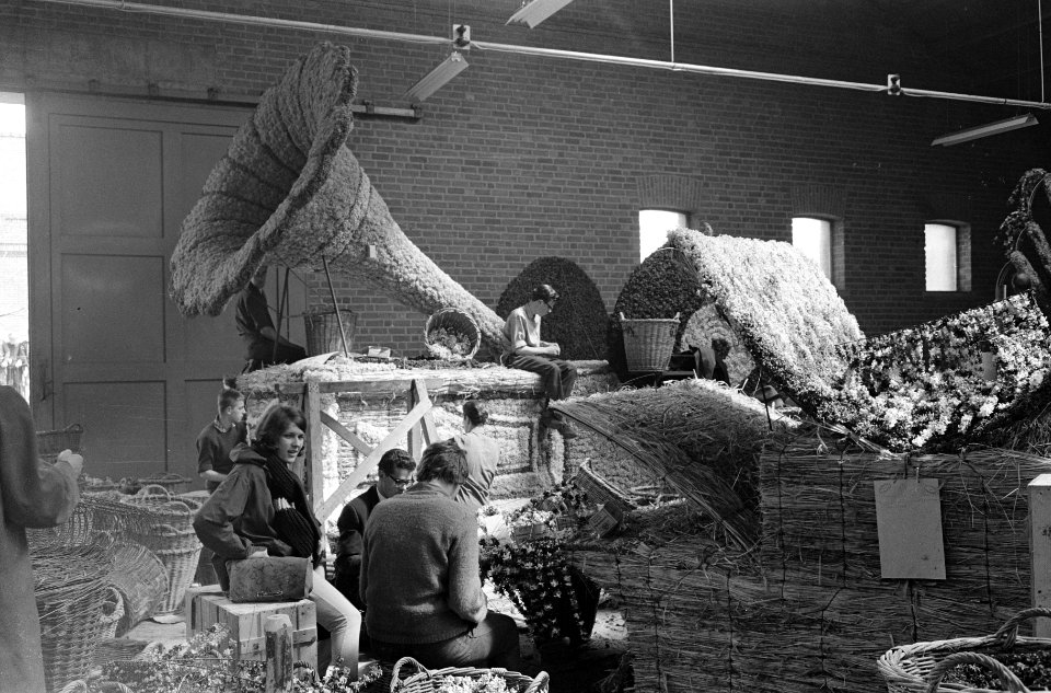 Opbouw bloemencorso in veilinggebouw van Lisse, Bestanddeelnr 913-9098