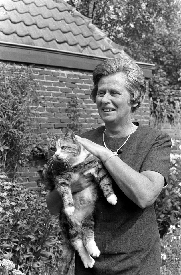 Op theevisite bij mevrouw Samkalden . Mevrouw Samkalden met poes, Bestanddeelnr 920-5407