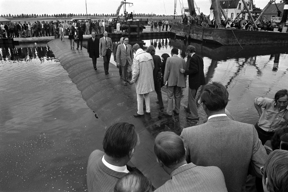 Opblaasbare stuw (schulpstuw) in Ringvaart rond Haarlemmermeer, Bestanddeelnr 925-8279