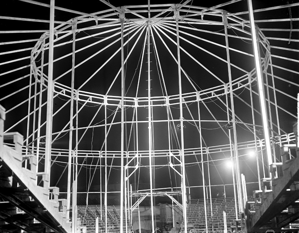 Opbouw Circus Mikkenie . Met schijnwerpers, Bestanddeelnr 903-0322
